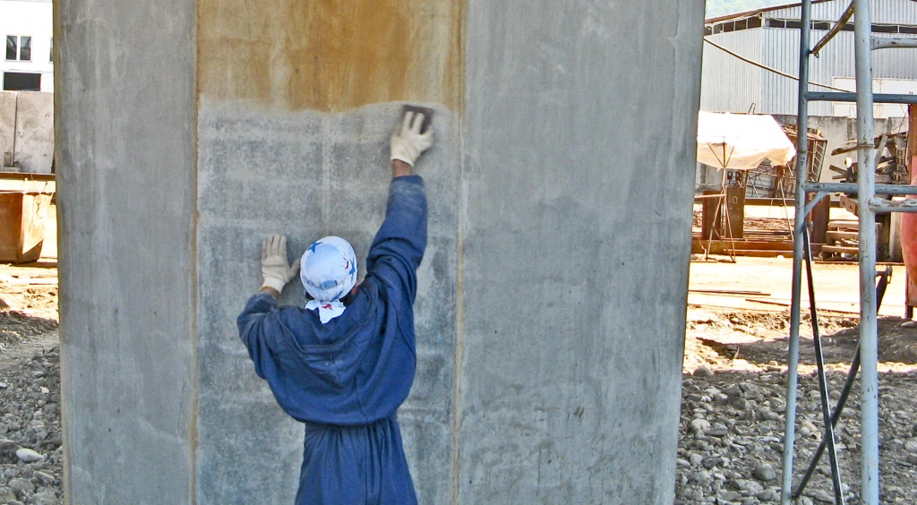 В малых объемах допускается ручная обработка бетона стальной щёткой