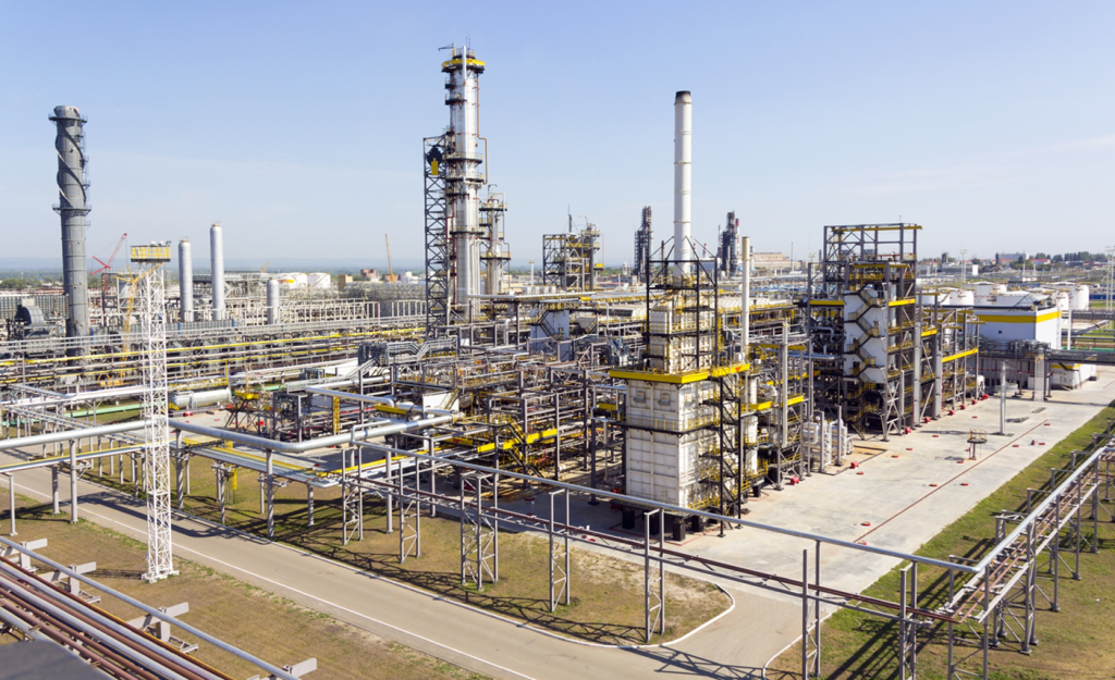 Эпоксидные материалы защищают металлоконструкции и внутренние поверхности емкостного технологического оборудования на нефтеперерабатывающих предприятиях